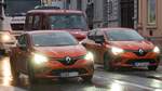Hier sind 2 Renault Clio Mk5 Autos zu sehen.