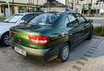 Rückansicht: dunkelgrüner Renaul Mégane Classic (Sedan der ersten Generation). Foto: 06.2022.