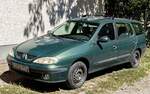 So glänzt die sogenannte  Giverny Green  Lackierung auf einem Renault Mégane Mk1 Kombi beim direkten Sonnenschein. Foto: 08.2025