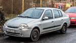 Hier ist ein Renault Thalia pre-Facelift zu sehen.