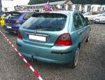 Heckansicht eines Rover 25 im Farbton teal blue aus dem Jahr 2004.