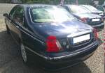 Heckansicht eines Rover 75 im Farbton Paul Smith blue.