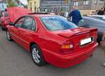 Heckansicht eines Rover 620ti aus dem Jahr 1997. Das Modell 620ti war das Toppmodell der so genannten 600´er Baureihe, die Rover mit dem japanischen Konzern Honda entwickelt hat. Das Auto war ausschlie�lich als viert�rige Limousine lieferbar. Der Turbo-aufgeladene Vierzylinderreihenmotor hat einen Hubraum von 1997 cm� und leistet rund 200 PS. Die H�chstgeschwindigkeit dieser Limousine im Farbton flame red soll 240 km/h betragen. Brynmawr Classic Car Show/South Wales am 26.07.2026.