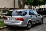 Hier ist ein Saab 9-5 Mk1 Combi Facelift von hinten zu sehen.