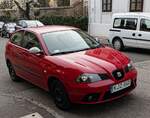 Hier ist ein dreitürer Seat Ibiza Mk3 zu sehen. Die Aufnahme stammt von März, 2023.