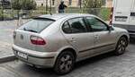 Rückansicht / Seitenansicht: nicht ganz liebvoll erhaltene Seat Leon.
