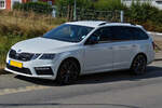 Skoda Octavia, aufgenommen am Straßenrand.