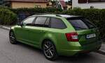 Rückansicht: Skoda Octavia Combi Mk3 vRS in Rallye Green, gesehen in Mai, 2024.