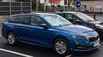 Hier ist ein SKoda Octavia aus der vierten Generation in Race Blue zu sehen.