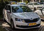 Skoda Octavia Mk3 Facelift als Taxi. Diese Modelle sind unter den Taxifahrer ganz beliebt, weil die einen großen Innenraum haben, und die Dieselmoteren von VW haben einen guten Ruf in Ungarn. Foto: 09.2025.