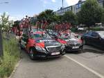 Mercedes und Skoda Begleitfahrzeug des Tour de Suisse Team's BMC am 12.6.17 in Bern.