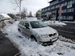 SKODA-Octavia wurde gr��tenteils von seiner Schneelast befreit; 130119