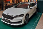 Skoda Superb Combi, Laurent & Klement Version, 1,5 TSI, 110 kw, DSG 7, steht in einer Eingangshalle eines Supermarktes ausgestellt. 06.2024