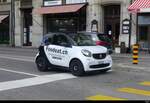 Weiss - Schwarzer Smart mit Werbung unterwegs in Lausanne am 21.09.2021