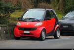 Roter Smart auf einem Parkplatz in der Stadt Biel am 22.01.2026