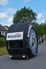 Eine überdimensionierter Reifen, nahm als Werbefahrzeug in der Caravane du Tour auf den Straßen durch Luxemburg teil. 03.07.0217