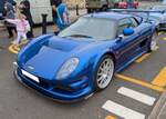 Der Noble M12 GTO ist ein Meisterwerk auf Rädern, der von 2000 bis 2008 bei Noble Automotive in Port Elisabeth/Südafrika gebaut wurde . Dank seines ultraleichten Gewichts von nur 1080 kg und eines Sechsgang-Schaltgetriebes sprintet dieser Noble in 4.5 Sekunden von 0 auf 100 km/h. Was dieses Auto besonders macht, ist sein pures Fahrerlebnis ohne ABS oder Traktionskontrolle, wodurch es direkt und kompromisslos auf jede Lenkbewegung reagiert. Das gezeigte Auto aus dem Jahr 2004 wird von einem Ford V6-Duratec-Motor angetrieben. Dieser Motor hat einen Hubraum von 155,2 cui (2544 cm³) und leistet 314 PS. Classic car meeting in Brynmawr/South Wales am 27.07.2025.
