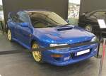Der Subaru Impreza 22B STi ist ein Rallyewagen mit Straßenzulassung aus dem Jahr 1998. Das Modell wurde zum 40-jährigen Jubiläum und zum dritten aufeinanderfolgenden Entwicklertitel in der FIA-Rallye-Weltmeisterschaft aufgelegt. Alle 399 gebauten Fahrzeuge waren von 48 Stunden verkauft. Alle Fahrzeuge haben eine einzigartige Plakette mit den Fahrzeugdaten auf der Mittelkonsole. Der gezeigte Wagen ist die Nummer 63 aller jemals produzierten Autos. Er wurde erstmals in Japan zugelassen und später nach England und danach in die Niederlande verkauft. Die drei Prototypen wurden an Rallyelegenden Colin McRae (*1968 +2007) und Nicky Grist (*1961), sowie den Konstrukteur David Lapworth verschenkt. Das Auto ist völlig original und perfekt gepflegt. Er sieht aus wie neu und fährt sich auch so. Der Vierzylinderboxermotor mit Turboaufladung hat einen Hubraum von 2212 cm³ und hat 281 PS. Die Höchstgeschwindigkeit wurde mit 249 km/h gemessen. Essen Motor Show am 28.11.2025.