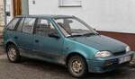 Es sieht so aus wie ein Suzuki Swift Mk2, es handelt sich aber um einen Subaru Justy ( Farbe:  Turquoise Green ).