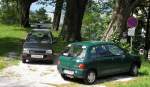 Zwei kleinwägen (Subaru Vivio und Daihatsu) zusammen.