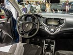 Interieur des neuen Suzuki Baleno. In seiner Klasse hat der Baleno eindeutig den größten Innenraum. Sitzprobe auf dem Autosalon Genf 2016.