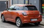 R�ckansicht: Suzuki Swift Mk8  AOL  in der Farbe  Flame Orange .