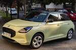 Hier ist ein Suzuki Swift ausd er 8. Generation  AOL  im Farbton Cool Yellow zu sehen. Foto: 09.2025.
