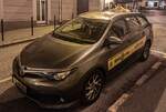 Hier ist ein Toyota Auris Mk2 Touring SPorts als Taxi zu sehen. Foto: 10.2025.