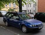 Blauer Toyota Corolla E110 Wagon.