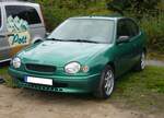 Toyota Corolla Compact der Baureihe E11, wie er von 1995 bis 2000 gebaut wurde. Die ersten zwei Modelljahre wurde das Modell nur auf dem asiatischen Markt vertrieben. Erst ab Frühsommer 1997 standen die Modelle der Baureihe E11 auch bei den europäischen Toyota-Händlern. Der Corolla war als Compact (Foto), Fließheck- und Stufenheck-Limousine und als Kombimodell lieferbar. Im Jahr 2000 erhielt die Baureihe ein Facelifting. Äußerlich erkennbar daran, das die oft als  Glubschaugen  genannten Frontscheinwerfer verändert wurden. Der E11 der ersten Serie war mit einem Vierzylinderreihendieselmotor mit einem Hubraum von 1975 cm³ und einer Leistung von 72 PS lieferbar. Bei Benzinmotoren konnte der Kunde zwischen drei Vierzylinderreihenmotoren wählen: 1332 cm³ mit 86 PS, 1587 cm³ mit 107 PS und und 1762 cm³ mit 110 PS. Dieser Corolla dürfte im Farbton meadow green pearl lackiert sein. Youngtimertreffen des AMC Duisburg am 21.09.2025.