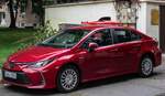 Toyota Corolla Stufenheck E210 in der Farbe  Emotional Red , gesehen in Mai, 2024.