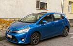 Hier ist ein 2013-er Toyota Verso in der Farbe Blue Streak zu sehen.