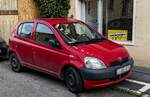 Toyota Yaris Mk1 in der Farbe Super Red, gesehen in Januar, 2023.