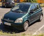 Hier ist ein Dunkelgrüner Toyota Yaris Mk1 zu sehen. Foto: August, 2025.