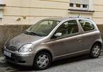 Hier ist ein dreitürer Toyota Yaris Mk1 Facelift zu sehen.