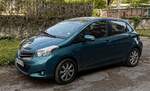 Hier ist ein Toyota Yaris Mk3 in der Farbe  Marine Blue  (auch  Türkis  genannt) zu sehen.