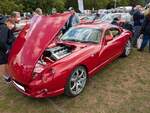 Das Sportcoupe TVR Cerbera wird schon seit 1996 im TVR-Werk im englischen Blackpool montiert. Der V8-Motor hat einen Hubraum von 4185 cm³ und leistet 365 PS. Der gezeigte  Cerbera  wurde 2001 montiert. Classic car meeting in Abergavenny/South Wales am 25.05.2025.