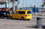 VW Caddy als Taxi am Fährhafen in Stockholm am 21.05.18