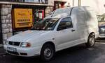 Hier ist ein VolkSWAGen Caddy Mk2 (auf dem Basis des Polo II) zu sehen. Die Aufnahme stammt von 10.2023. 