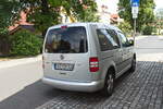  VW Caddy der SDG mit rechtseitigen Logo der SDG beschriftet/foliert am Bahnhof Moritzburg, gesehen am 08.