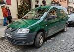 =VW Caddy vom Weihnachtsdekospezialisten KÄTHE WOHLFAHRT, gesehen im Dezember 2023 in Rothenburg ob der Tauber