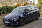 Hier ist ein VW Golf Sportsvan in der Farbe Atlantic Blue zu sehen.