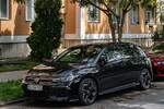 Schwarzer VW Golf VIII mit dem R Symbol am K�hlgrill.
