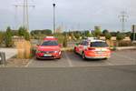 Zwei Feuerwehr Frankfurt am Main VW Passat PKW am 18.08.18 auf einen Parkplatz in der Nähe des Infraserv Tor H831 