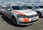 =VW Passat des DRK Rettungsdienst WALDHESSEN, gesehen auf dem Parkplatz der RettMobil im Mai 2022