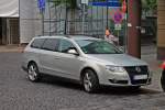 VW Passat am 08.08.2013 in der Altstadt von Weimar.