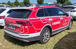 =VW Passat als Kommandowagen der Werkfeuerwehr von INTRASERV-HÖCHST, gesehen auf dem Parkplatz der 2025er Rettmobil in Fulda