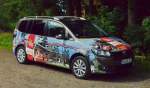 VW Polo mit der Reklame für den Waldwipfelpark  vor dem Park am 09.07.15 in Sankt Englmar    