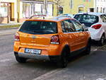 Auch in Franzensbad  (Tschechin) ist ein VW CrossPolo mit der Farbe Magmaorange zu sehen.