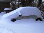 Die Bahn hat bei so viel Schnee nicht nur auf der Schiene Probleme, eingeschneiter VW Polo(?) am 27.12.2010 in Aachen West.